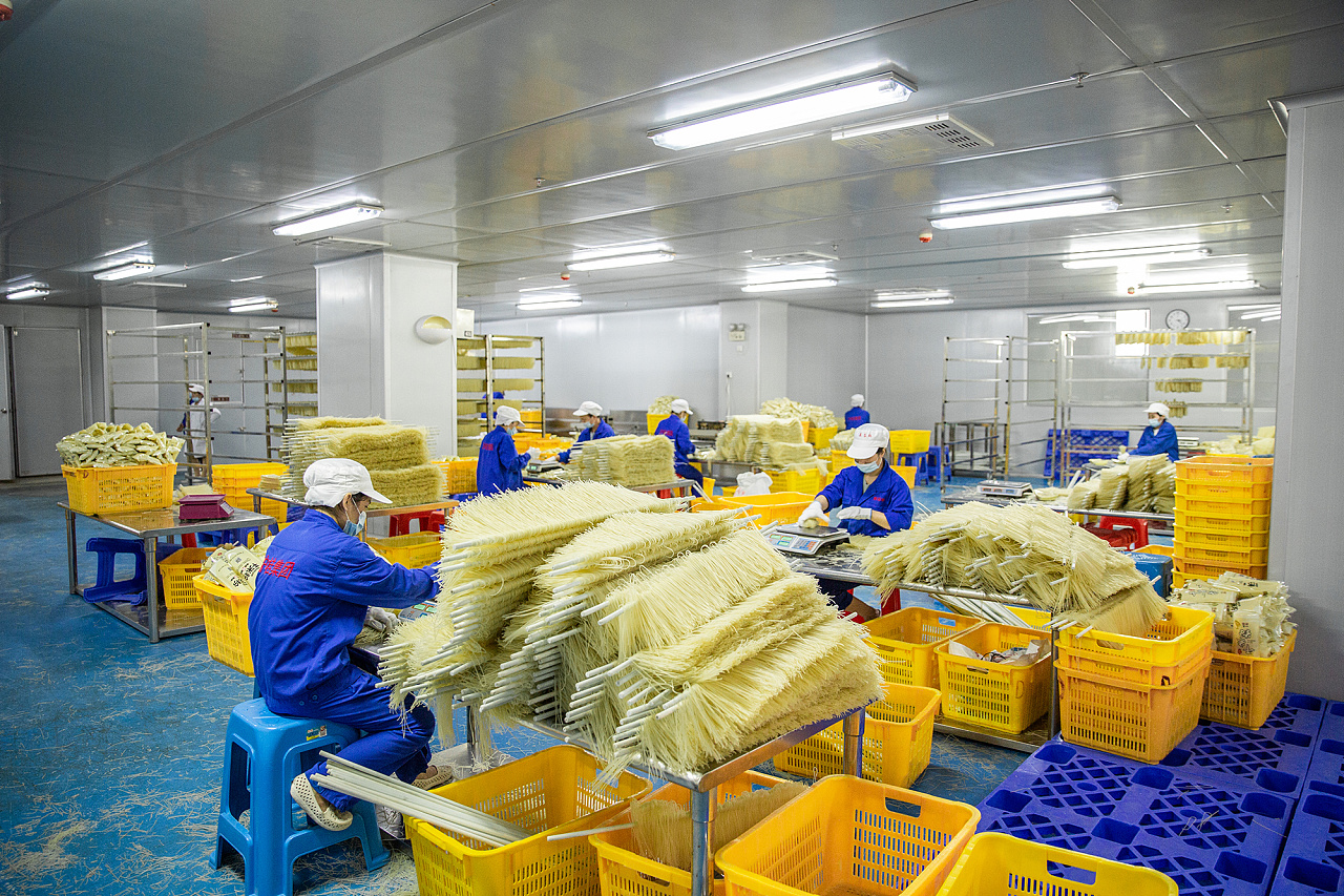 柳州螺螄粉的匠心呈現(xiàn) 攝影師面包叔鏡頭下的工廠宣傳照